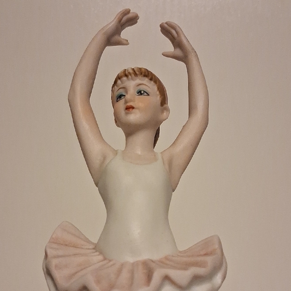 Elegant Porcelain ✨💃  Ballerina Music box Figurine in Cream and Pink - Picture 8 of 15